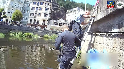 Cyklista spadl v Karlových Varech do Teplé, kde byly jen tři centimetry vody