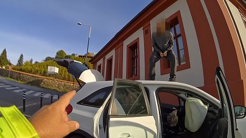 Náraz do zdi, šok a kokain. Řidič po nehodě vylezl na střechu auta