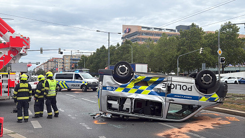 V ulici Vršovická na Praze 10 se stala nehoda mezi policejní dodávkou a...