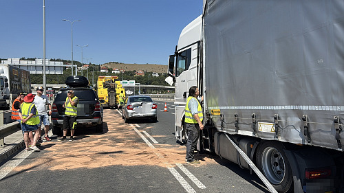 Nehoda kamionu s osobním automobilem blokuje dva ze čtyř pruhů na Barrandovském...