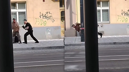 Strážník v akci. Incident v Jeronýmově ulici v Praze 4 se tento týden objevil...