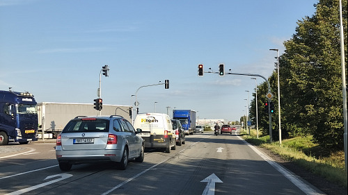 Na světelné křižovatce u Hrušové po zprovoznění dálnice D35 mezi Vysokým Mýtem...