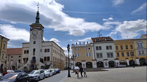 Historická radnice se nachází na Velkém náměstí v Kroměříži (červen 2026)