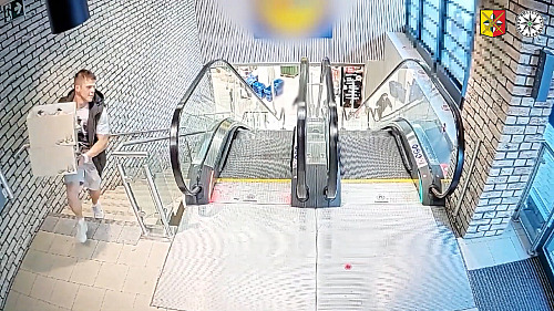 Zloděj ukradl z obchodu dvě krabice plné oříšků.