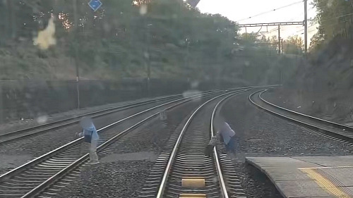Video ukazuje, jak si senioři těžkopádně zkracují cestu přes koleje.