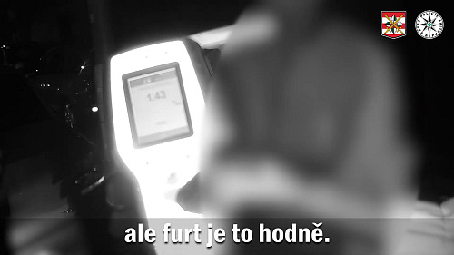 Řidič prorazil kolo, policistům nadýchal přes 1,4 promile