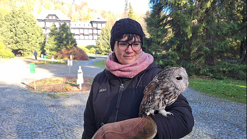 Pacientka Miroslava z Havlíčkova Brodu se svou terapeutkou, sovou Rozárkou....