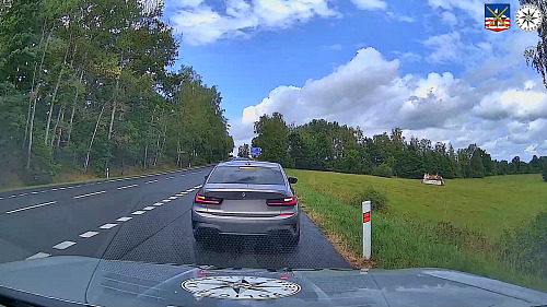 Řidič BMW nerespektoval dvojitou plnou čáru