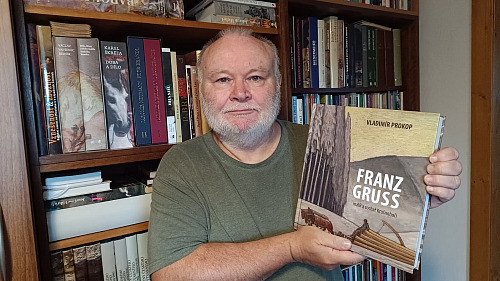 Vladimír Prokop se svou knihou o takřka zapomenutém malíři a sochaři Franzi...