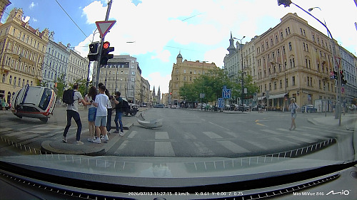 Kamera zachytila Turkovu nehodu v Praze. Auto letělo vzduchem.