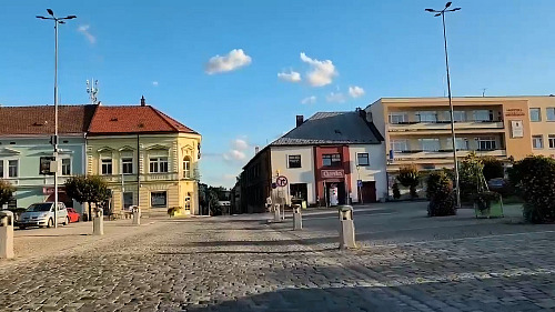 Místo dlažby asfalt? Obyvatelé v Jevíčku nechtějí hlučné kostky, kraj váhá