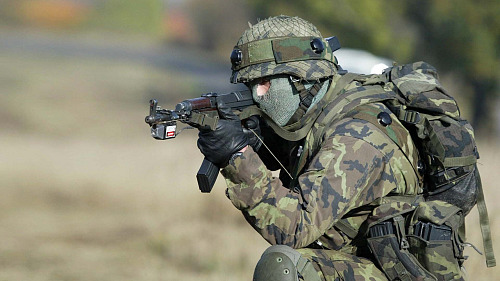 Maskáče vzoru 95 nosí vojáci bezmála třicet let.
