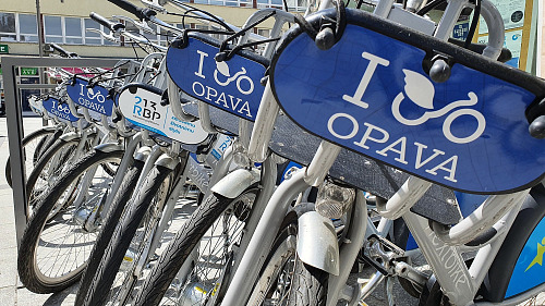 Sdílená kola v Opavě úmyslně poškozuje neznámý vandal.