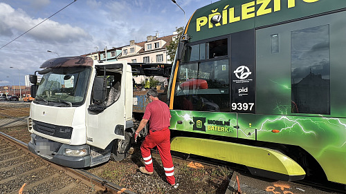 Nehoda tramvaje a dodávky zastavila provoz mezi Kobylisy a Sídlištěm Ďáblice,...