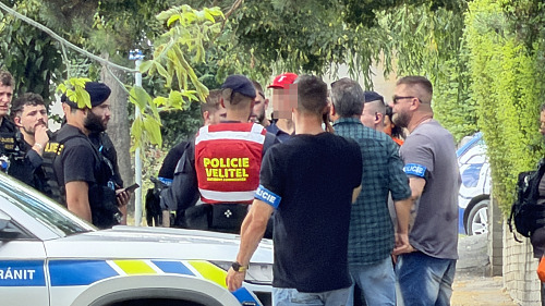 Policisté v Praze zadrželi podezřelého muže, který se pohyboval se zbraní v...