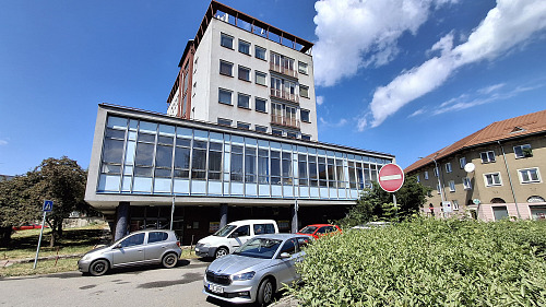 Budova České pošty na náměstí Míru v Rožnově pod Radhoštěm (červenec 2025)