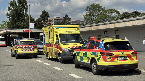 Linka pražského metra C v úseku Kačerov - Háje stojí z důvodu člověka v...