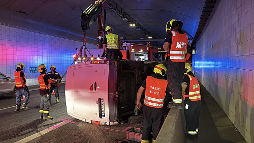 Auto po nehodě zůstalo převrácené na boku v Dobříšské ulici v Praze. (8. srpna...