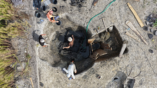 Archeologové objevili u Břeclavi v trase budoucího obchvatu keltskou studnu,...