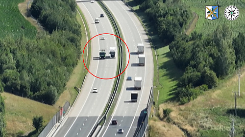 Kamiony na D1 brzdily dopravu pomalým předjížděním