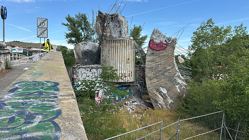 Betonová skulptura Rovnováha na Barrandovském mostě se zřítila. (17. července...