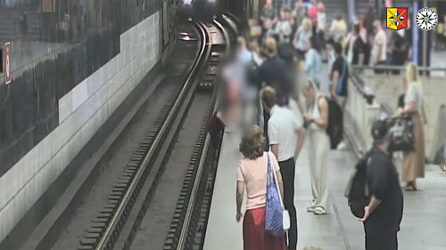 Kamera zachytila pád sedmiletého chlapce do kolejiště metra a jeho záchranu