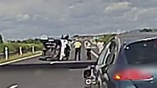 Auto se na dálnici převrátilo přímo před hlídkujícími policisty