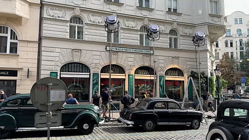 Ulicí Břehová v Praze projíždí technika a filmaři chystají kulisy pro...