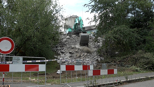 U Barrandovského mostu začal úklid betonové plastiky Rovnováha, která se 17....