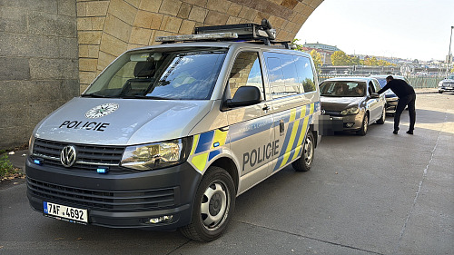 Po srážce dvou vozidel jeden z řidičů z místa nehody ujel. Policie ho zadržela...