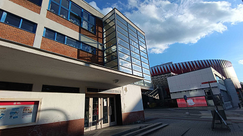 Záběr z Jihlavy zachycuje architektonický i časový kontrast dvou sportovních...