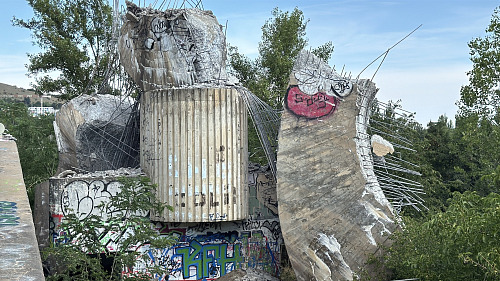Betonová skulptura Rovnováha na Barrandovském mostě se zřítila. (17. července...
