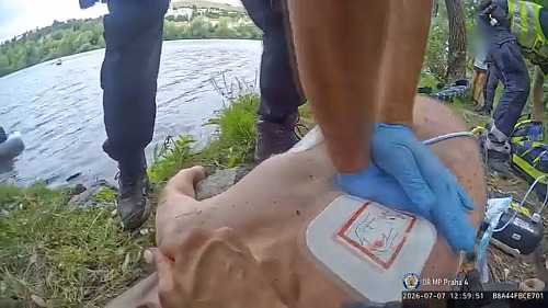 Dva muži v Praze bojovali o život, zachraňovali je strážníci