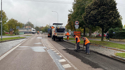 Oprava Plzeňské ulice v Rokycanech značně zkomplikovala dopravu ve středu ráno....