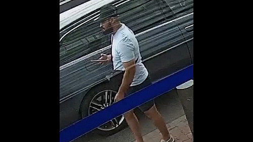 Muže hledá policie: Vykradl auto před OC v pražské Jeremiášové ulici