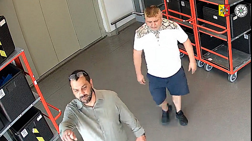 Neviděla, co se jí děje za zády. Žena přendávala nákup, zloděj jí z auta vzal...
