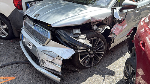 Řidička elektromobilu v pondělí ráno v Mělníku narazila do sedmi zaparkovaných...