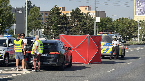Tragická dopravní nehoda osobního vozu a chodce ve Lhotecké ulici v Praze. (26....