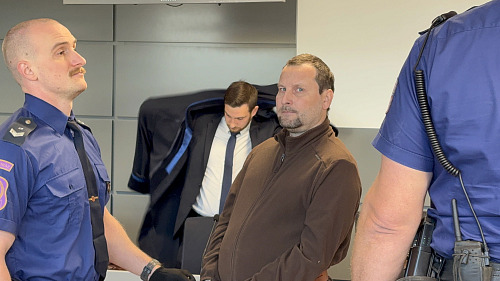 Eskorta vězeňské služby přivedla před krajský soud v Olomouci Jiřího Kudličku,...