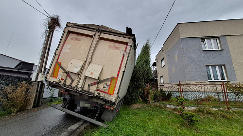 Nehoda tahače s návěsem s třiceti tunami uhlí v Havířově - Dolní Suché. (21....