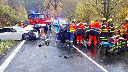 Srážku dvou aut v Bečově nad Teplou na Karlovarsku nepřežil jeden z řidičů....