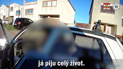 S čtyřmi promile alkoholu se ptal na cestu, dotazovaní zavolali policii.