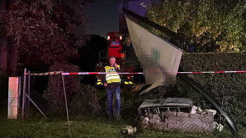 Řidič nákladního vozu zkolaboval a narazil do rodinného domu. (18. října 2026)