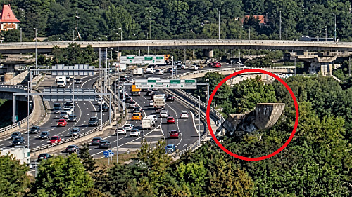 Skulptura u Barrandovského mostu se zřítila