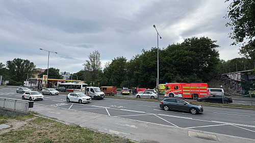 Po srážce s autobusem zemřel v Praze v ulici Vídeňská cyklista. (4. června 2026)