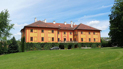 Barokní zámek pochází ze 16. století, svou dnešní podobu ale získal roku 1747....