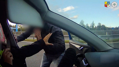 Agresor vybrzdil a zmlátil řidičku za dodržování rychlosti