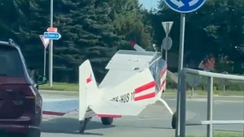 Řidiči se divili malému letadlu na kruháku v Lánově