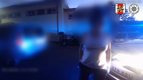 „Nedělejte, každej to dělá.“ Žena v Klášterci nabízela policistům úplatek