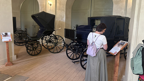 Novou expozici třinácti historických vozů lidé uvidí v tamní malé konírně.